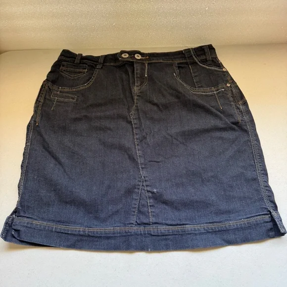 Chic Denim Mini Skirt with Pockets - Picture 2 of 12